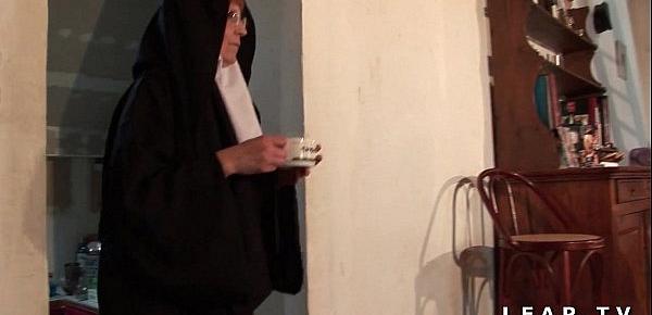  Une vieille nonne baisee et sodomisee par Papy et son pote